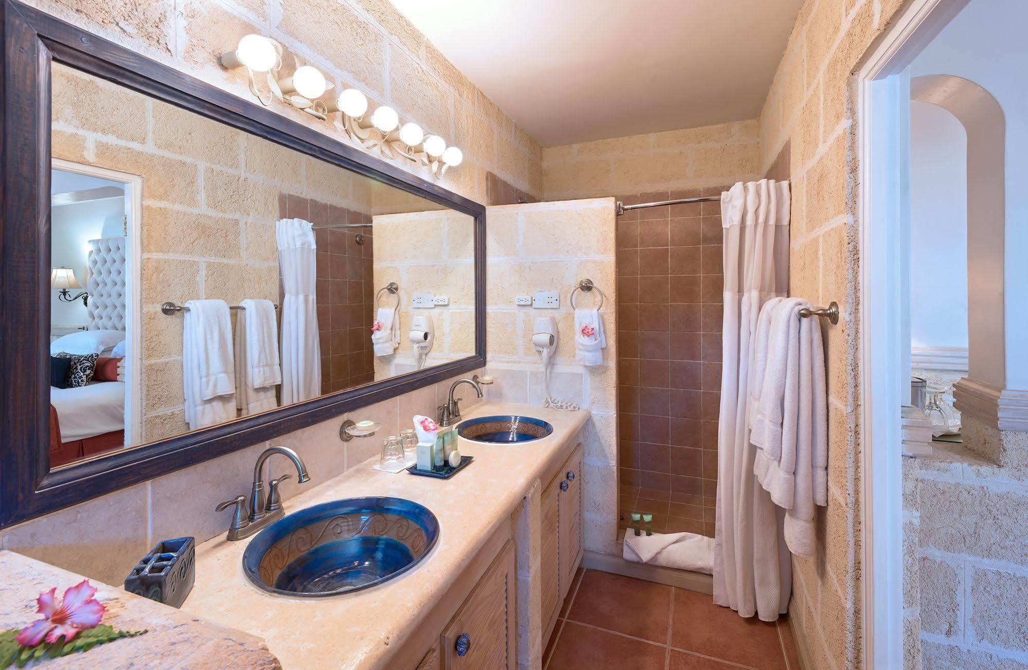 Little Arches Boutique Hotel - Adults Only Oistins Buitenkant foto